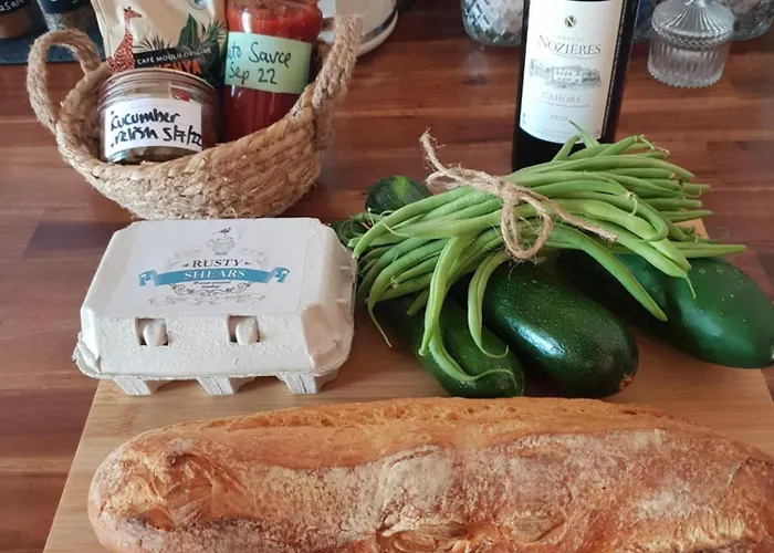 Rusty Shears46 Eclectic Couples Escape, Hot Tub & Cahors Vineyards *