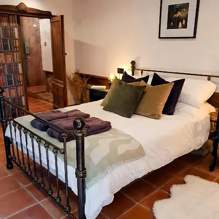 Villa Rusty Shears46 Eclectic Couples Escape, Hot Tub & Cahors Vineyards Lacapelle-Cabanac