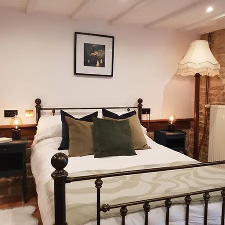 Rusty Shears46 Eclectic Couples Escape, Hot Tub & Cahors Vineyards Villa *