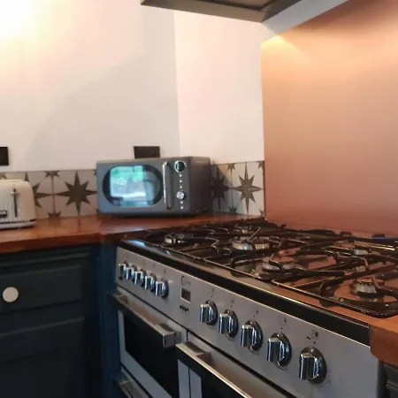 Rusty Shears46 Eclectic Couples Escape, Hot Tub & Cahors Vineyards