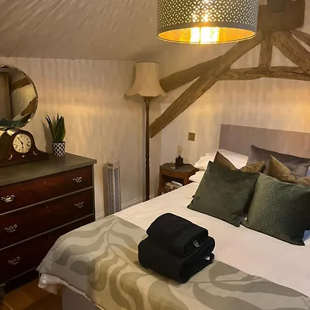 Rusty Shears46 Eclectic Couples Escape, Hot Tub & Cahors Vineyards *