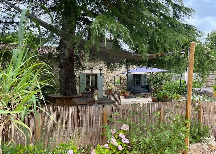 Rusty Shears46 Eclectic Couples Escape, Hot Tub & Cahors Vineyards