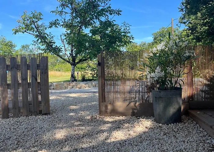 Rusty Shears46 Eclectic Couples Escape, Hot Tub & Cahors Vineyards