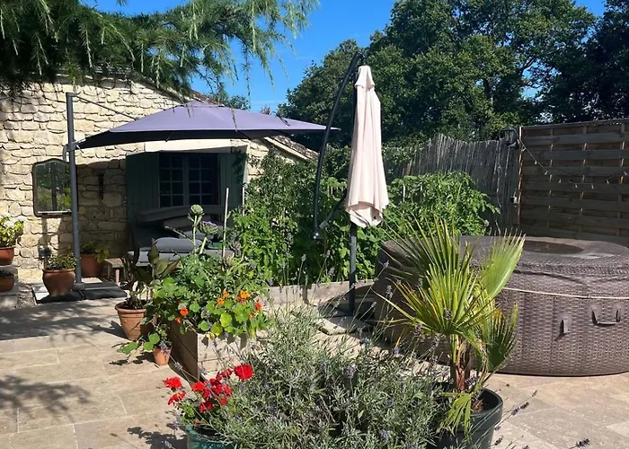 Rusty Shears46 Eclectic Couples Escape, Hot Tub & Cahors Vineyards